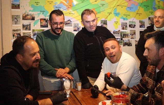 'Dünyanın en acı biberi'ni yeme yarışması; yarışmacılar zorlandı, izleyenler güldü
