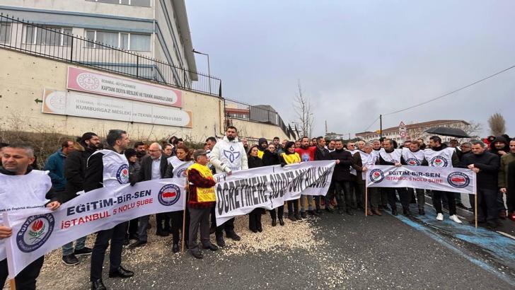 Büyükçekmece'de eğitimciler müdür yardımcısının bıçaklandığı okul önünde toplandı