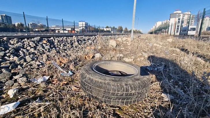 Yük treni, hemzemin geçitte otomobile çarptı; 1 ölü, 1 yaralı