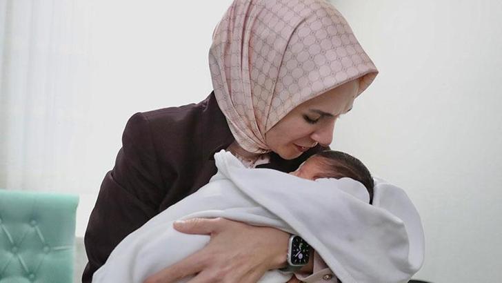 Bakan Göktaş, 'Çocuk Destek Programı' faydalanıcısı Aysima bebeği ziyaret etti