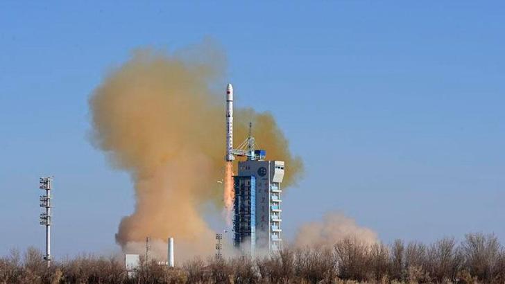 Çin tek roketle üç uyduyu uzaya gönderdi