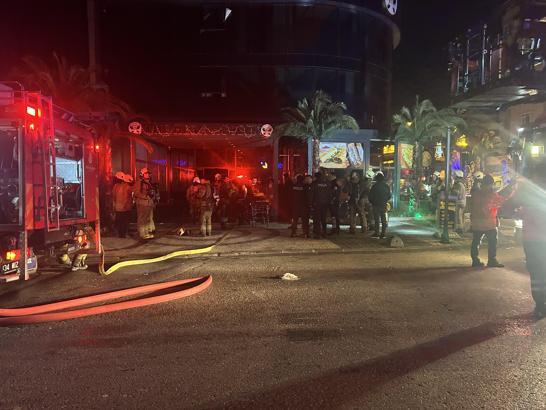 Ataşehir'de 3 katlı otelde yangın: 3'ü ağır, 5 yaralı