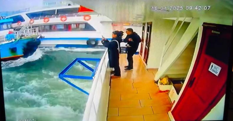 İstanbul- Haliç'te yolcu dolu tekneye başka tekne çarptı; kaza kamerada