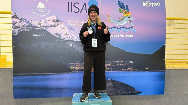 Deniz Kayadelen'den Buz Dünya Yüzme Şampiyonası'nda 1 altın 2 bronz madalya