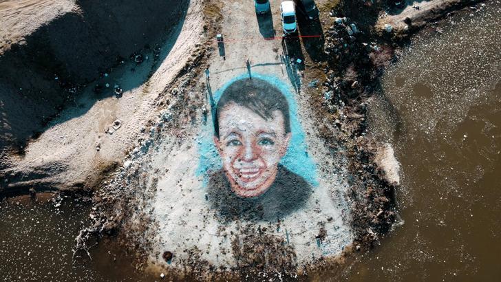 Ressam Abdullayev, DMD hastası Yakup'a destek için portresini Meriç kıyısına çizdi