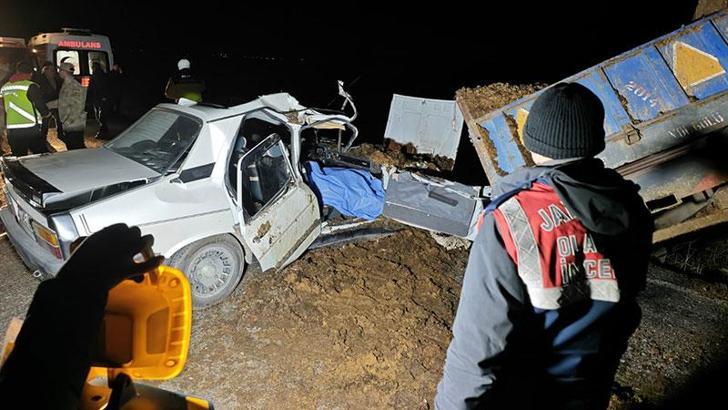 Otomobil park halindeki römorka çarptı: Nine öldü, eşi ve 2 torunu yaralı