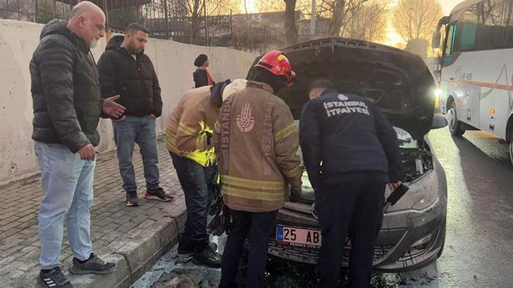 Avcılar'da hareket halindeki otomobilin motor bölümü yandı