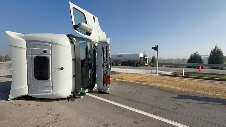 Lastiği patlayan sıvı oksijen yüklü tanker yan yattı: 1 yaralı