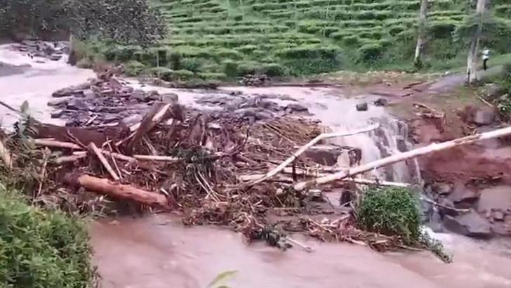 Endonezya'da sel ve toprak kayması: 16 ölü