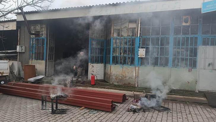 Sobayı tutuşturmak isteyen işçi, elindeki tiner bidonunun patlamasıyla yandı