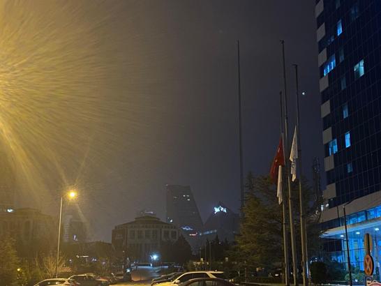 Milli yas nedeniyle bayraklar yarıya indirildi