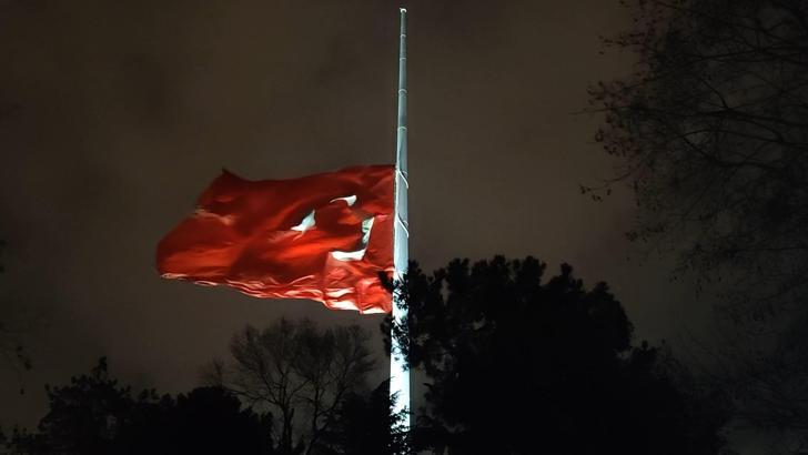 İstanbul-İstanbul'da milli yas nedeniyle bayraklar yarıya indirildi - İstanbul Üsküdar Haberleri