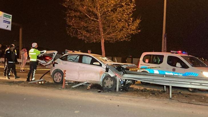 Ankara'da refüjdeki demir bariyerlere çarpan otomobilin sürücüsü öldü