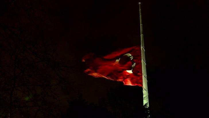 İstanbul'da milli yas nedeniyle bayraklar yarıya indirildi
