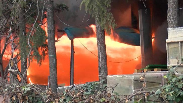 Maltepe'de polyester havuz deposunda yangın
