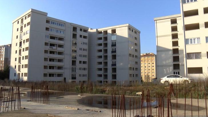 İstanbul- Tuzla'da 11 yıl önce başlanıp, tamamlanmayan inşaat halindeki dairelerde yaşıyorlar