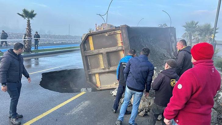 Balıkesir'de yol çöktü, hafriyat kamyonu devrildi