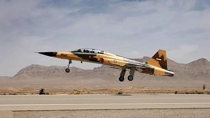 İran'da askeri uçak düştü