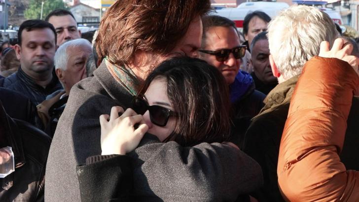 İstanbul- Kartalkaya'da otel yangınında hayatını kaybeden Müge Turan ve kızı son yolculuğuna uğurlandı