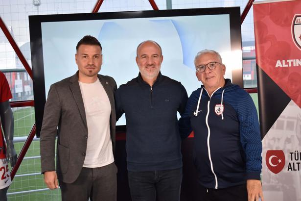 Altınordu'da Ersan Parlatan imzaladı