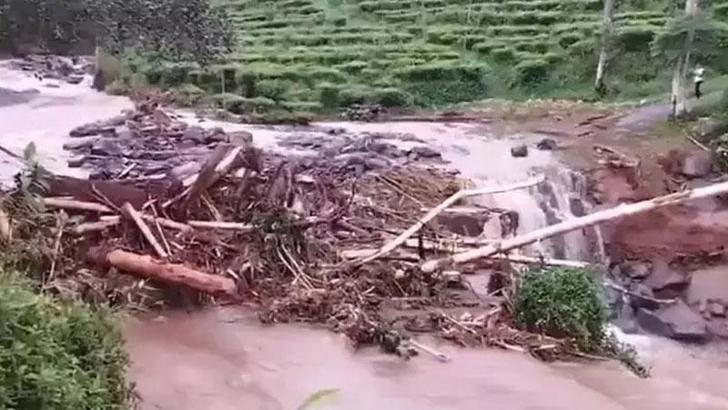 Endonezya'da heyelan nedeniyle hayatını kaybedenlerin sayısı 20'ye yükseldi