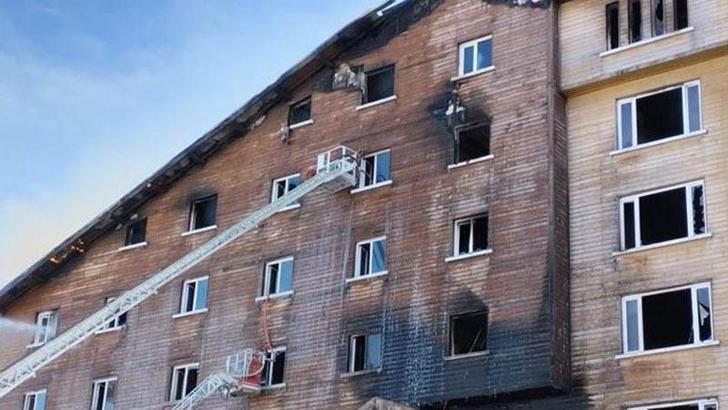 Kartalkaya'daki otel yangınında itfaiye ön raporu hazırlandı: 50'den fazla kişi merdivenli itfaiye aracıyla, 1 kişi de atlama yatağıyla kurtarıldı