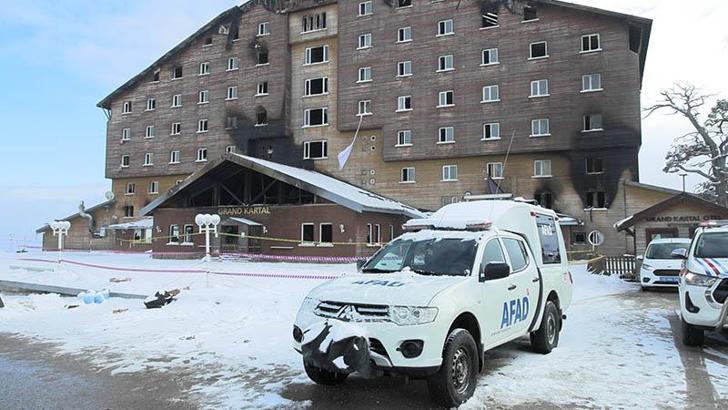 Kartalkaya'da yanan otelin çevresinde güvenlik çemberi