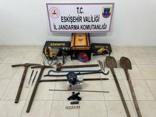 Eskişehir’de iş makinesiyle kaçak kazıya 12 gözaltı