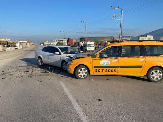Düziçi'de otomobil ile taksi çarpıştı: 2 yaralı