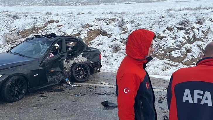 Sivas’ta hafif ticari araç ile otomobil çarpıştı: 5 yaralı