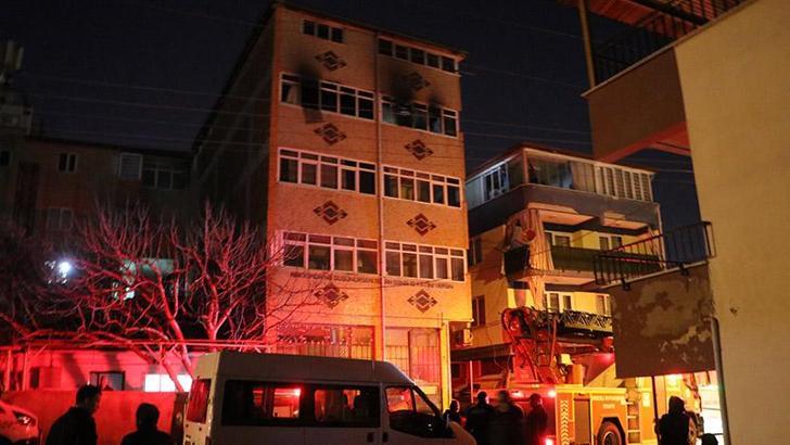 Evdeki yangında bebeğini camdan atarak kurtaran anne; dumandan zehirlenerek öldü