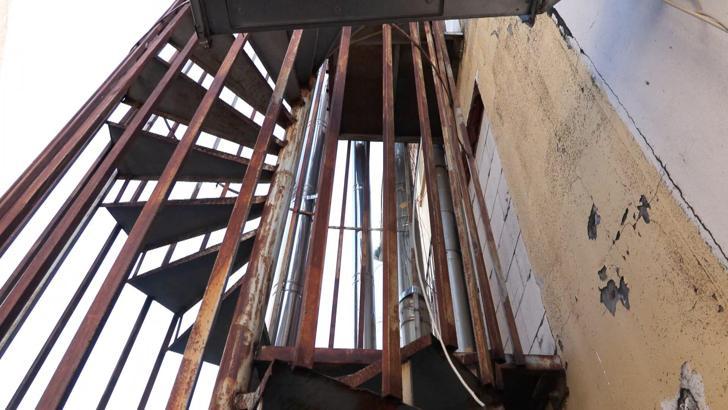 İstanbul- Bakırköy'de yangın merdiveninin girişi tuğlalarla örüldü