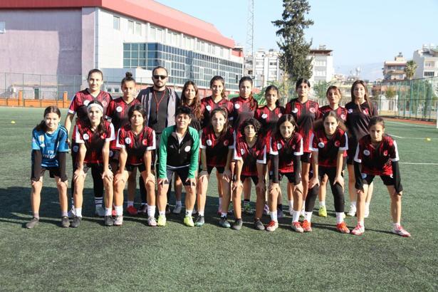 İskenderun Gençlik Merkezi Kadın Futbol Takımı, 3'üncü Lig'e yükseldi