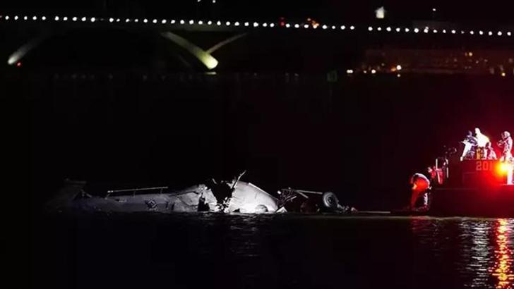 ABD'de uçakla çarpışan helikopterin karakutusu bulundu