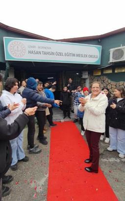 İzmir'de emekli olan öğretmen, 35 yıldır görev yaptığı okuldan alkışlarla uğurlandı