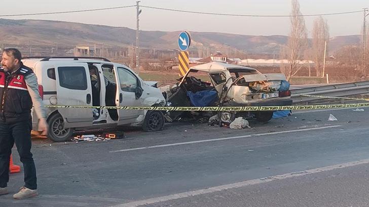 Kırıkkale'de hafif ticari araç ile otomobil çarpıştı: 2 ölü, 2 yaralı