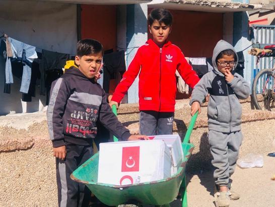 Türk Kızılay'ın gönderdiği yardım kolileri ve konserveler Gazze’de dağıtılıyor