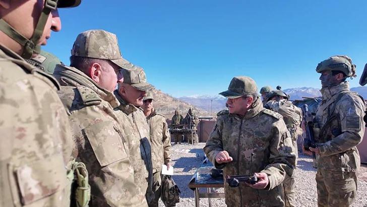 Orgeneral Bayraktaroğlu, Pençe Kaplan ve Pençe Kilit bölgelerinde incelemelerde bulundu