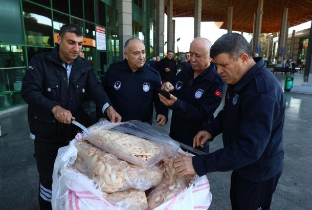 Zabıta otobüsle gönderilen 300 kilo sakatata el koydu