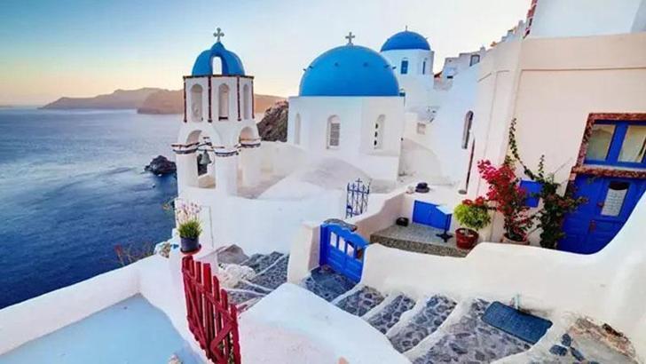 Ege'deki sismik hareketlilik nedeniyle yaklaşık 9 bin kişi Santorini Adası'nı terk etti