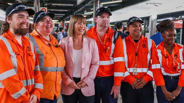 Makam aracıyla yemeğe giden Avustralyalı bakan istifa etti