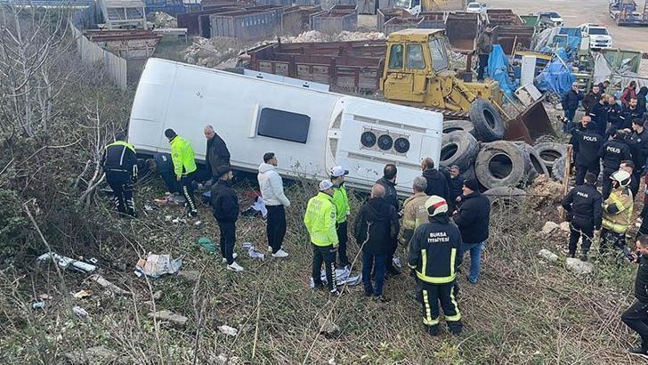 TIR’ın çarptığı işçi servis otobüsü şarampole devrildi; 1’i ağır, 9 yaralı