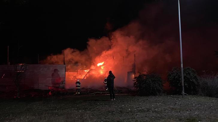 Geri dönüşüm tesisinde çıkan yangını, itfaiye söndürdü