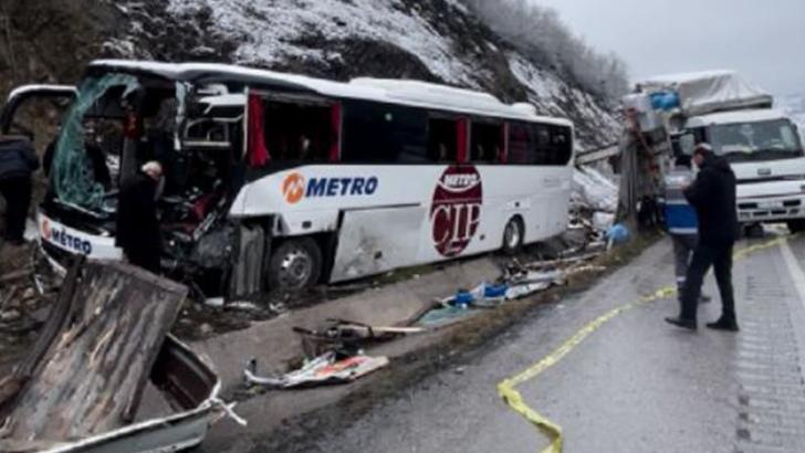 Samsun'da yolcu otobüsü, kamyona çarptı; 1 ölü, 16 yaralı