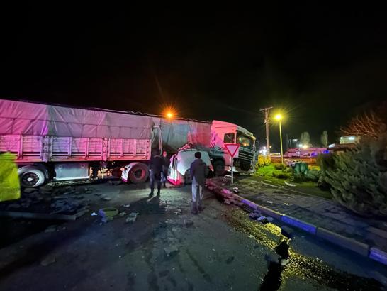 Bursa'da 2 TIR çarpıştı; sürücüler yaralandı