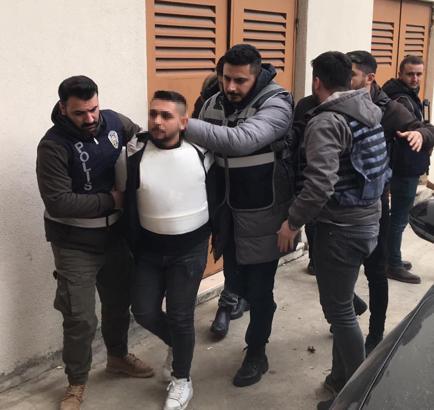 Eğlence mekanı çıkışı, husumetlilerine ateş açtı; 1 ölü, 2 yaralı (2)