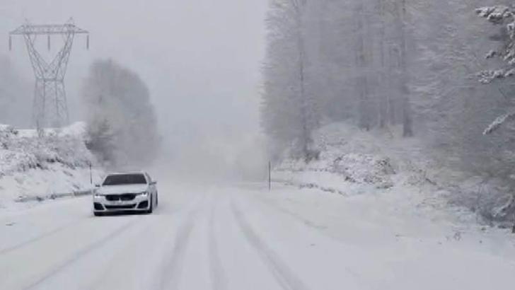İnegöl-Domaniç yolunda yoğun kar yağışı