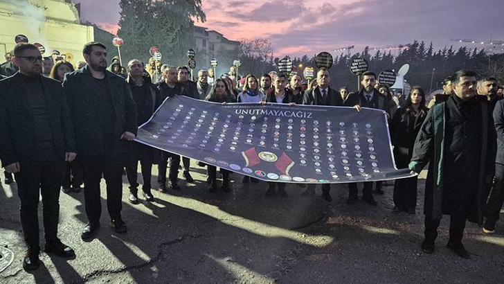 Hatay Barosu, depremde ölen meslektaşlarını 'sessiz' yürüyüşle andı