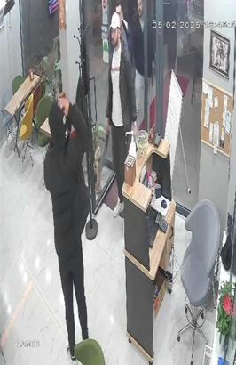 İstanbul - Sahibiyle tartıştıkları iş yerini pala ve silahla bastılar, kaçarken trafiğe takılınca esnaftan dayak yediler