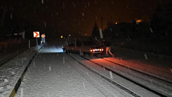 Zonguldak'ta kar; Ereğli yolu kapandı, okullar tatil edildi